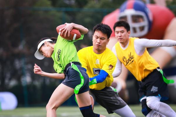 这群厦门人一言不合就“动手”！不足50公斤的她连续抱摔两人！(图1)