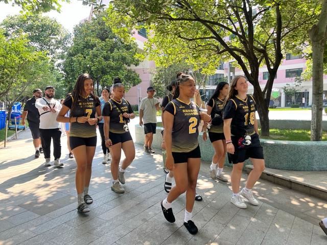 以球会友中美这两所中学举行了一场比赛(图2)