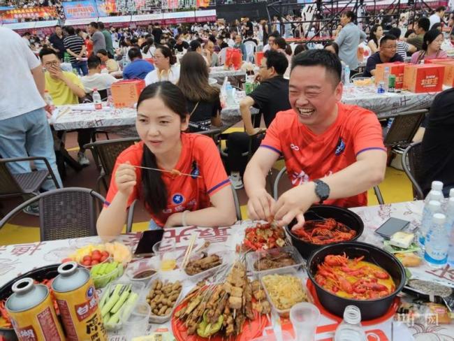 “苏超”赛场外的足球经济 品牌赞助与地方产业共舞(图2)