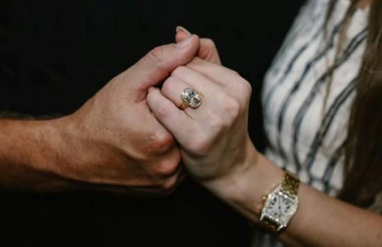 霉霉官宣与橄榄球运动员男友订婚 订婚戒指估值55万美元(图1)