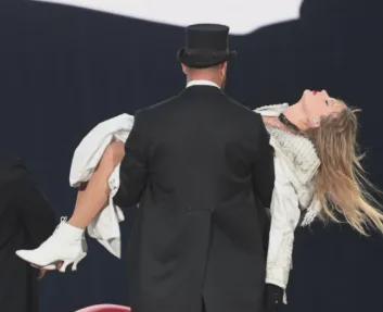 35岁霉霉订婚带火哪些品牌？拉夫劳伦秒售罄珠宝手表全火了～(图30)