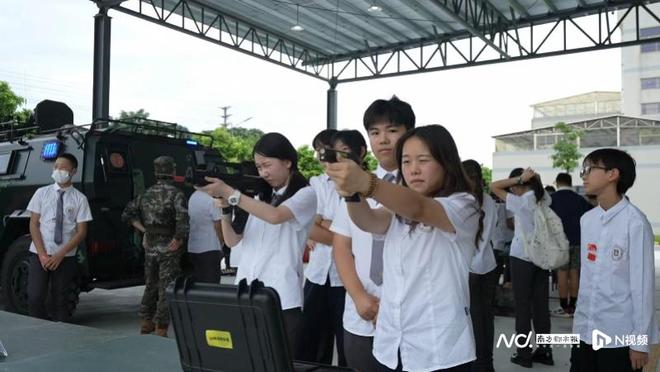 观枪攀障真过瘾！佛山这场国防体验课让港澳学子秒变迷弟迷妹(图3)