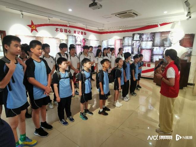 观枪攀障真过瘾！佛山这场国防体验课让港澳学子秒变迷弟迷妹(图1)