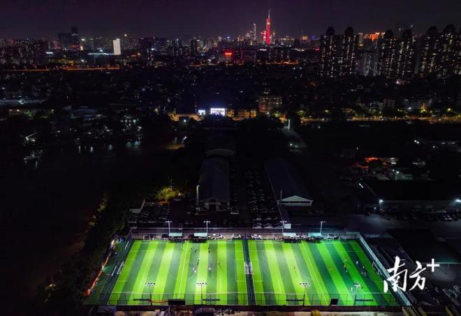 白天打工晚上打球！这群女生太飒了(图1)