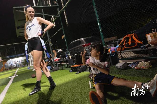 白天打工晚上打球！这群女生太飒了(图2)