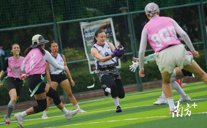 白天打工晚上打球！这群女生太飒了(图3)