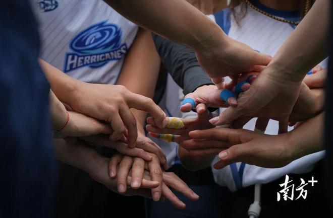 白天打工晚上打球！这群女生太飒了(图5)