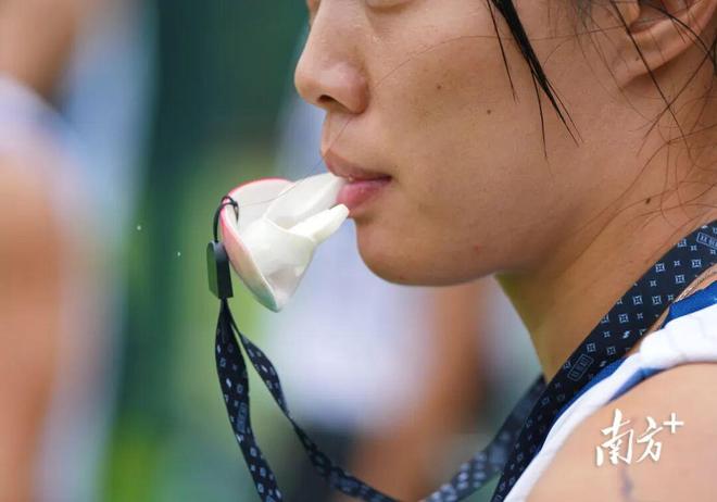 白天打工晚上打球！这群女生太飒了(图9)