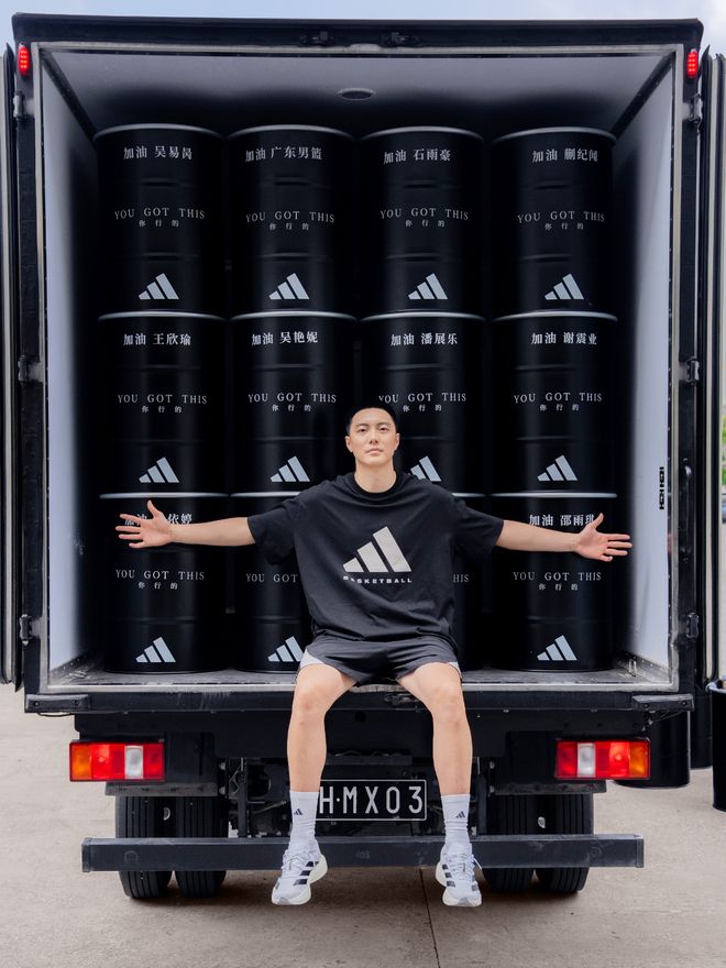 阿迪达斯定制专属“加油桶”全方位助力运动员闪耀大湾区(图1)