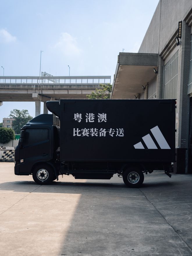 阿迪达斯定制专属“加油桶”全方位助力运动员闪耀大湾区(图2)