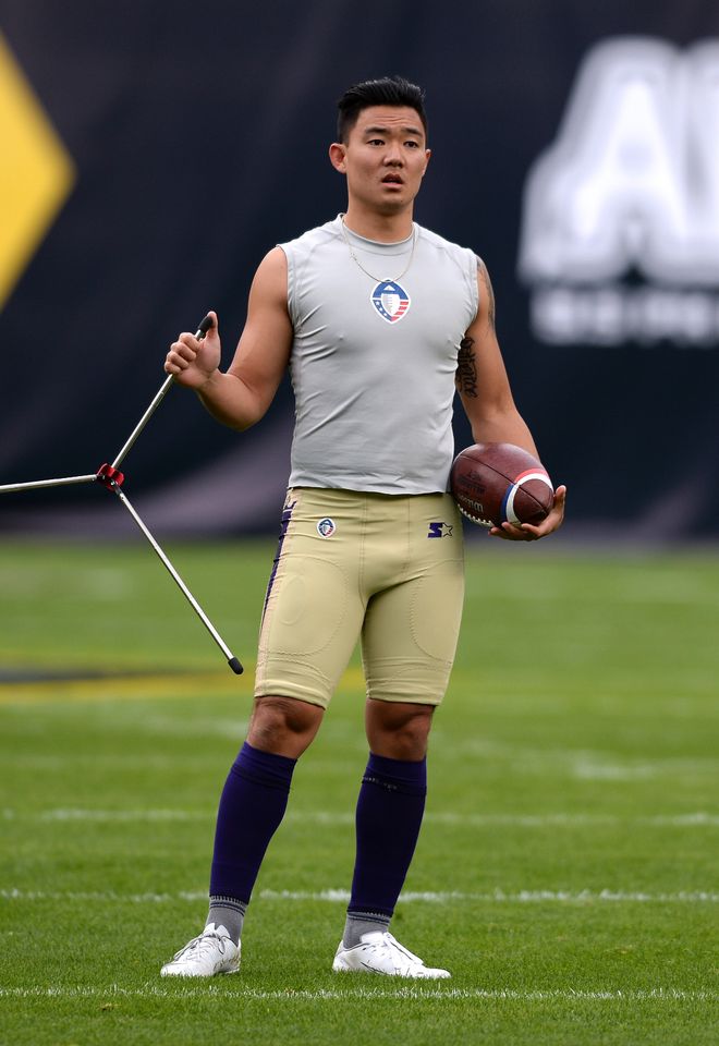 31岁韩裔橄榄球运动员遭解雇开球踢空成全网笑柄却也引发争议(图3)