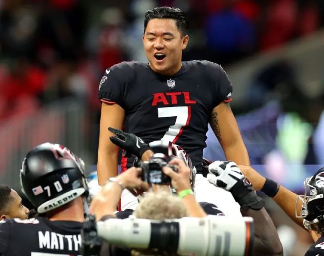 31岁韩裔橄榄球运动员遭解雇开球踢空成全网笑柄却也引发争议(图4)