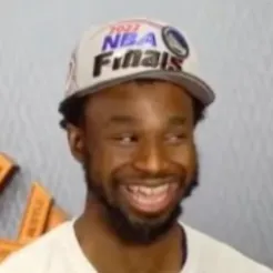 湖人球员展示达阵得分庆祝动作：詹姆斯假装抛撒镁粉(图1)