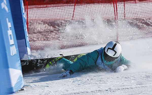 摔出赛道不言弃 爬向终点终获奖 宝鸡健儿在省一冬会上以顽强毅力诠释体育精神(图1)