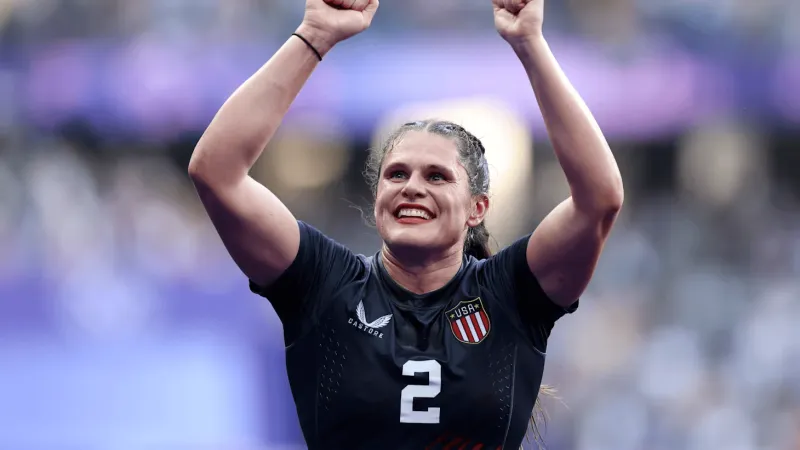 流言板]橄榄球明星伊洛娜-马赫观战冰球比赛为美国队助威(图1)