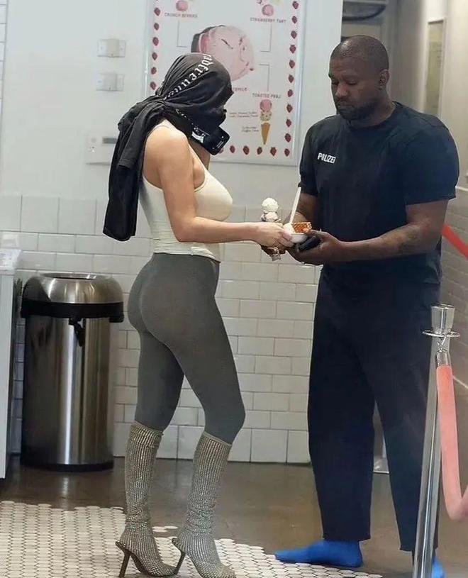 Ye与Travis Scott轮番诠释“橄榄球胸甲”或成今秋最火单品？(图5)