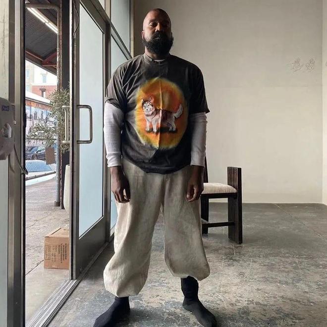 Ye与Travis Scott轮番诠释“橄榄球胸甲”或成今秋最火单品？(图2)