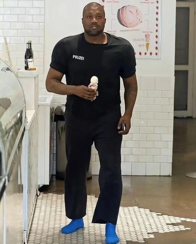 Ye与Travis Scott轮番诠释“橄榄球胸甲”或成今秋最火单品？(图3)