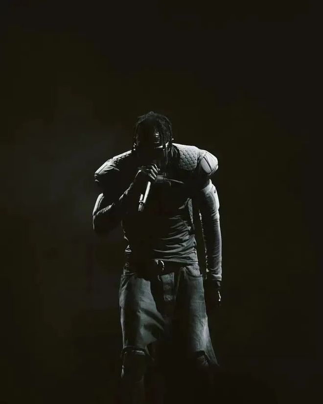 Ye与Travis Scott轮番诠释“橄榄球胸甲”或成今秋最火单品？(图8)