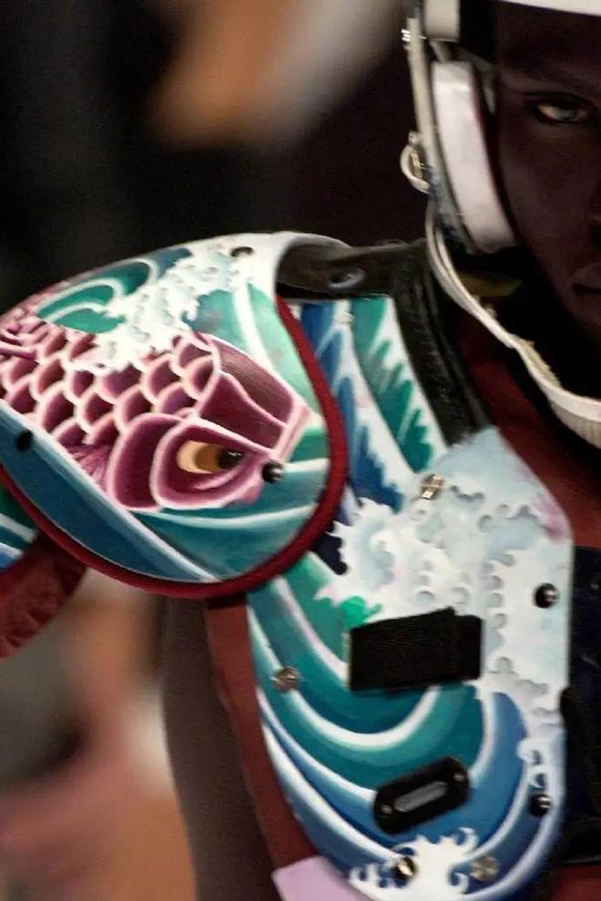 Ye与Travis Scott轮番诠释“橄榄球胸甲”或成今秋最火单品？(图6)