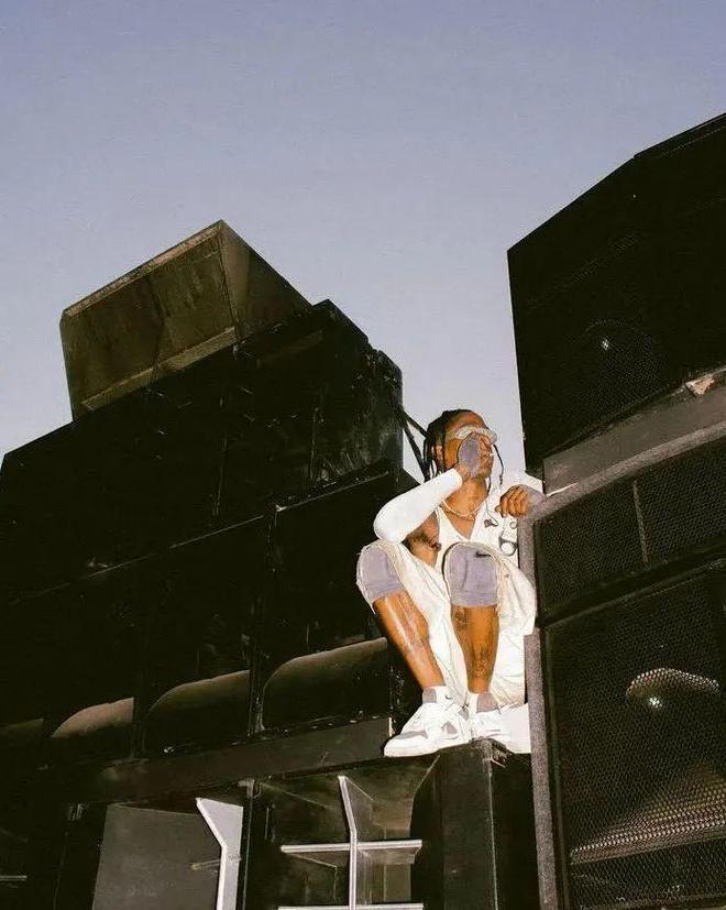 Ye与Travis Scott轮番诠释“橄榄球胸甲”或成今秋最火单品？(图13)