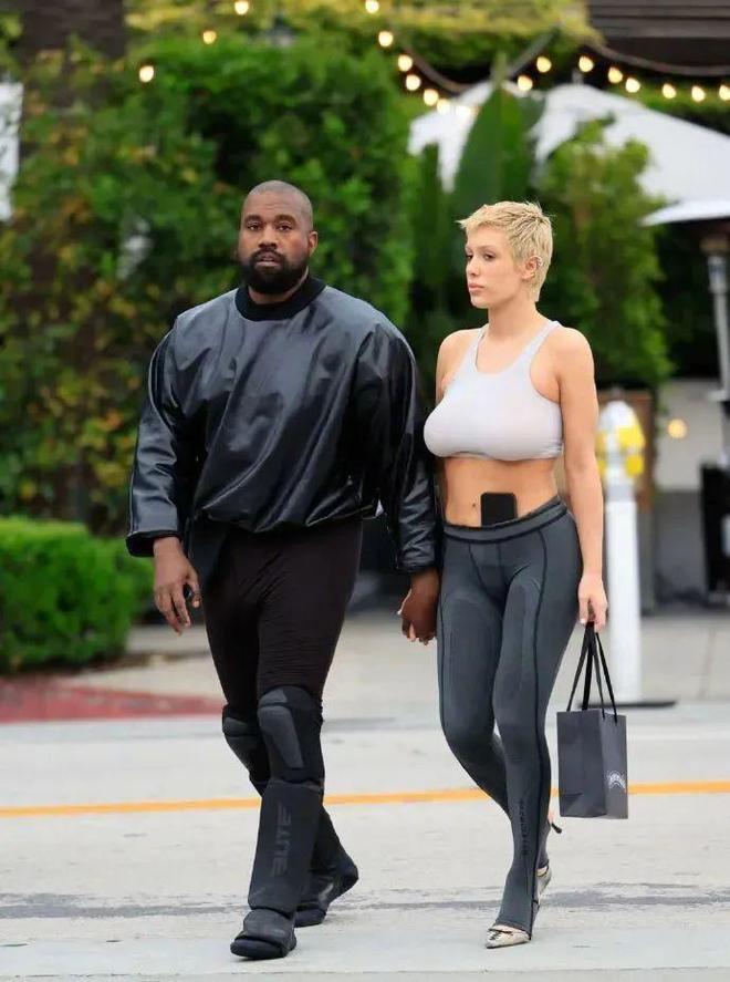 Ye与Travis Scott轮番诠释“橄榄球胸甲”或成今秋最火单品？(图14)