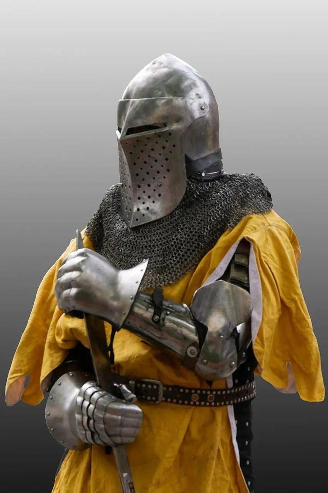 Ye与Travis Scott轮番诠释“橄榄球胸甲”或成今秋最火单品？(图16)