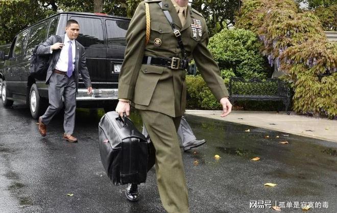 特朗普访华细节曝光！美军军官手提“核密码箱”走进人民大会堂(图2)
