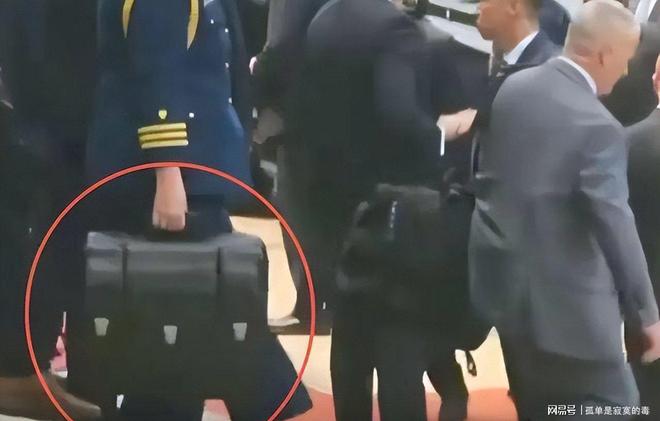特朗普访华细节曝光！美军军官手提“核密码箱”走进人民大会堂(图7)